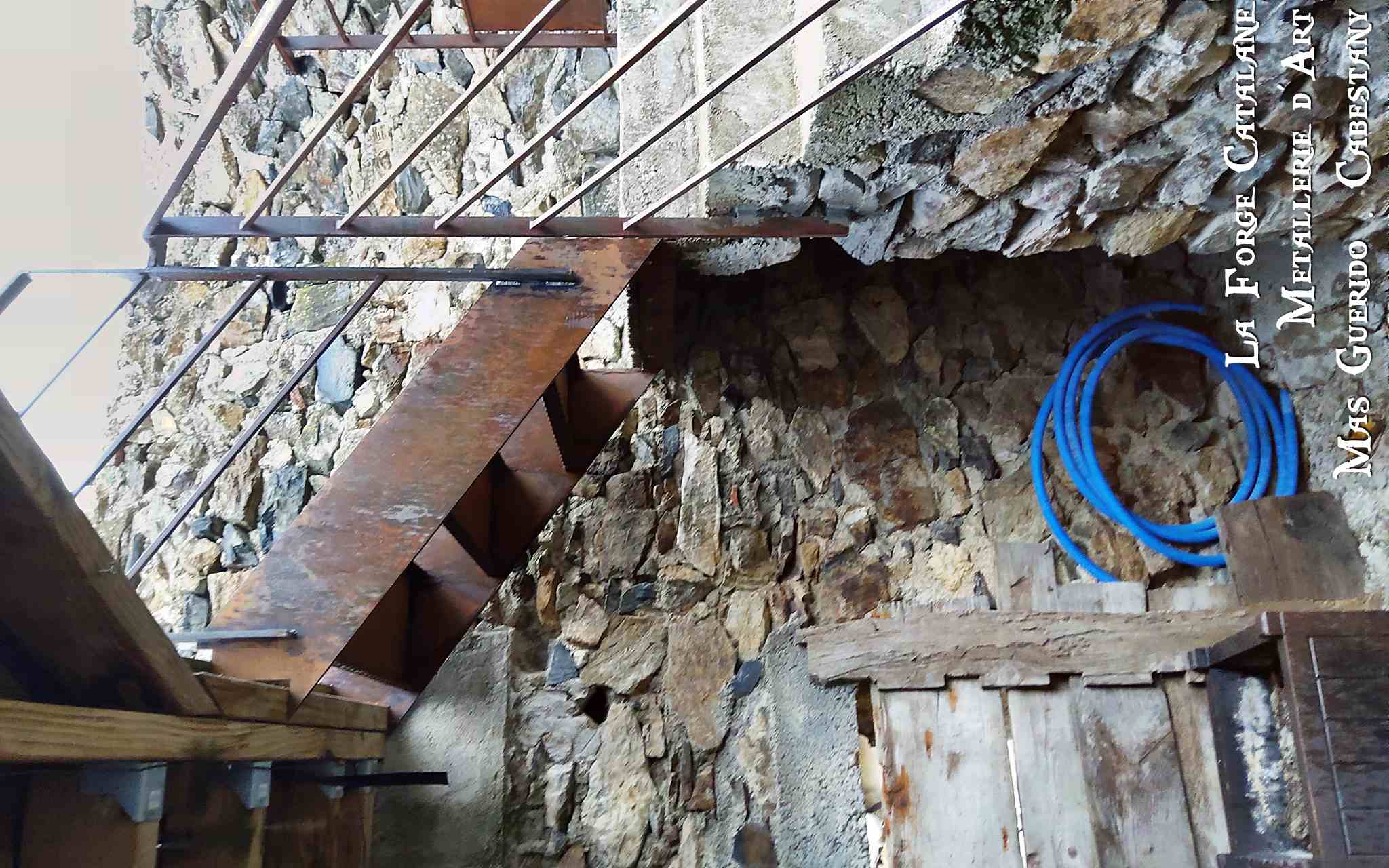 escalier en fer avec rampants remplissage lisses horizontales forge catalane.jpg